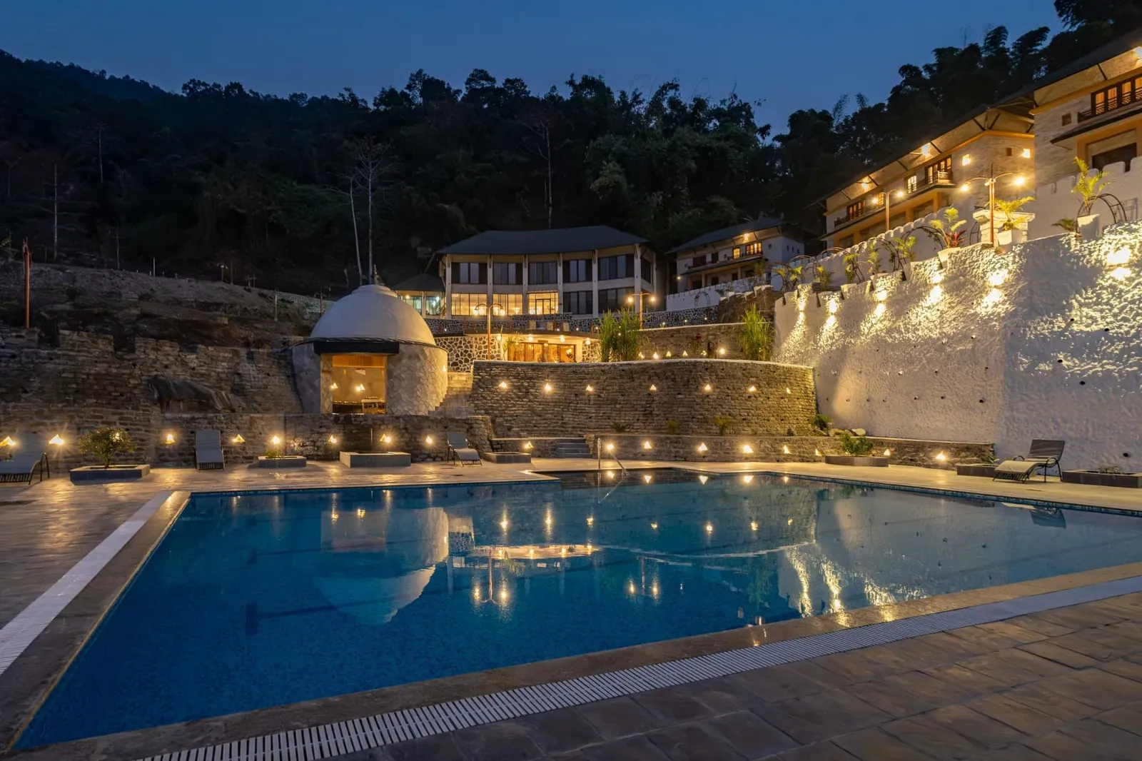 Zwembad en terrassen van een retreatlocatie in Nepal